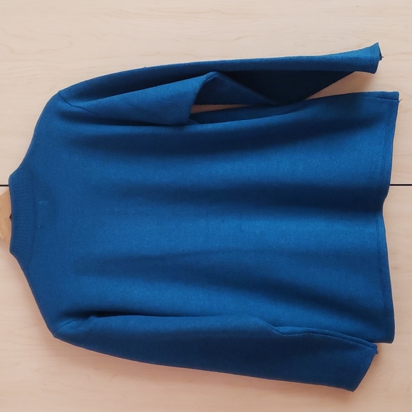 A beautiful blue button-down cardigan with blue sequence on the front - Picture 2 of 6